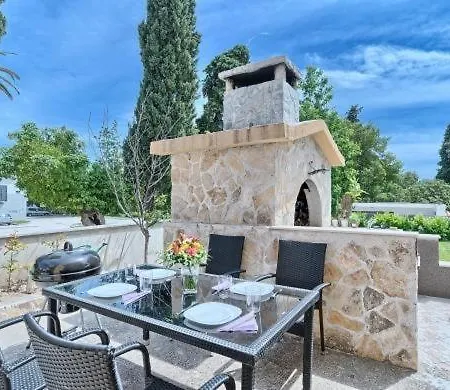 In Kastel Luksic With Balcony, Air Conditioning, W-lan, Washing Machine 5107-1 Daire Kastela