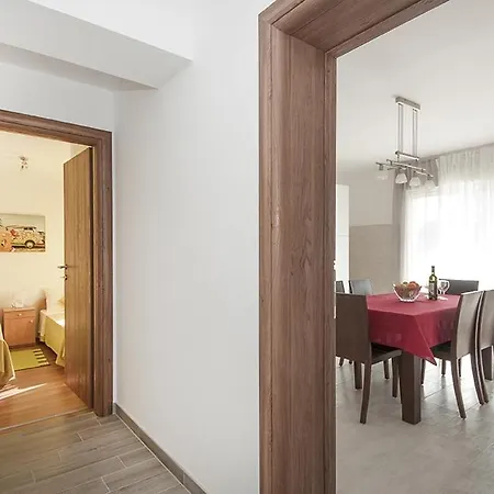 Апартаменты In Kastel Luksic With Balcony, Air Conditioning, W-lan, Washing Machine 5107-1