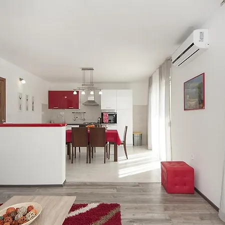 In Kastel Luksic With Balcony, Air Conditioning, W-lan, Washing Machine 5107-1 Каштела