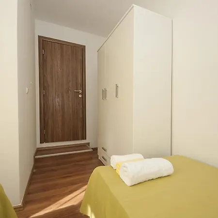 In Kastel Luksic With Balcony, Air Conditioning, W-lan, Washing Machine 5107-1 Апартаменты Каштела
