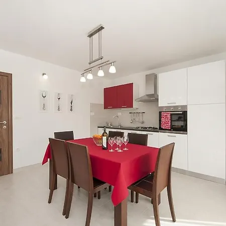 In Kastel Luksic With Balcony, Air Conditioning, W-lan, Washing Machine 5107-1 * Каштела