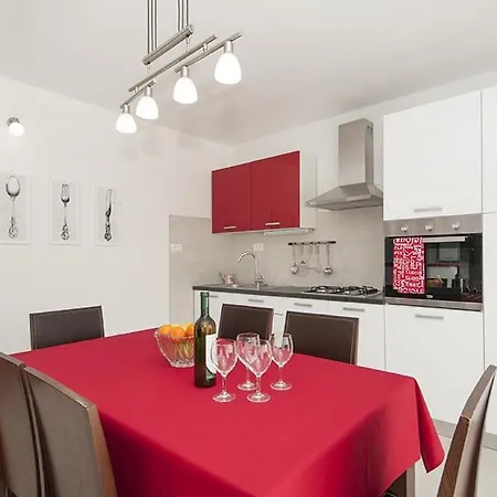 In Kastel Luksic With Balcony, Air Conditioning, W-lan, Washing Machine 5107-1 Апартаменты Каштела