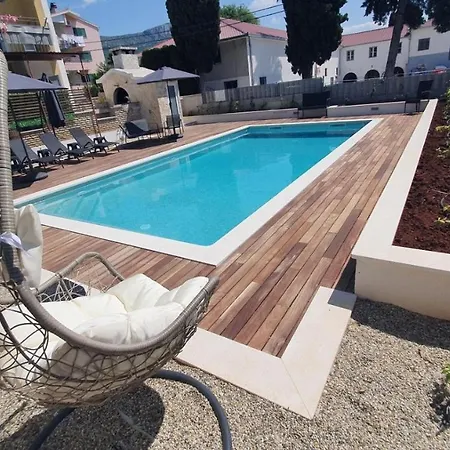 Апартаменты In Kastel Luksic With Balcony, Air Conditioning, W-lan, Washing Machine 5107-1 *