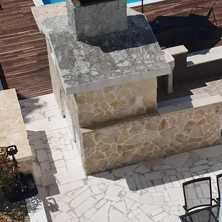 In Kastel Luksic With Balcony, Air Conditioning, W-lan, Washing Machine 5107-1 * Каштела